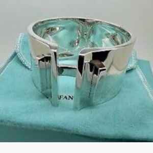 Exquisite Tiffany & Co Sterling Silver Hinged T Bar Cuff Bracelet